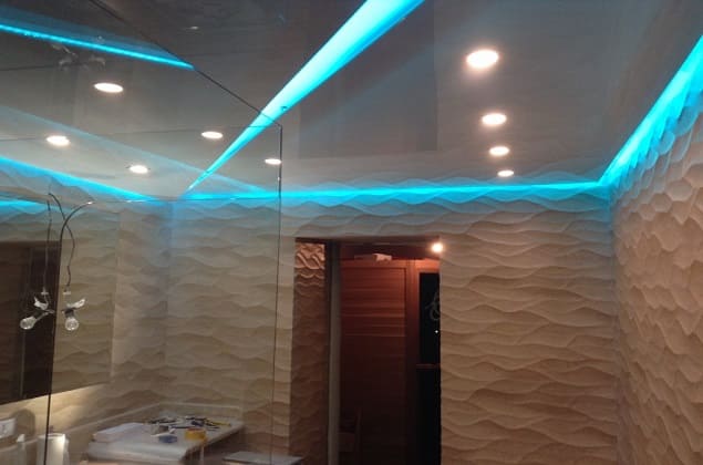 Paryashhie-potolki-v-vannoy-1